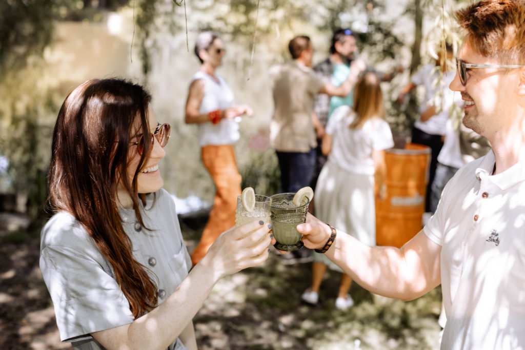 two young people drinking summerdrinks on garden party