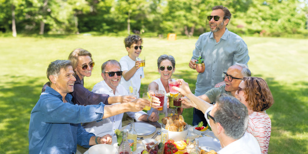 Keyvisual: happy people on a gardenparty with esarom beverages